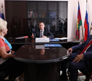 Председатель кубанского парламента Юрий Бурлачко провел очный прием граждан в региональном отделении партии